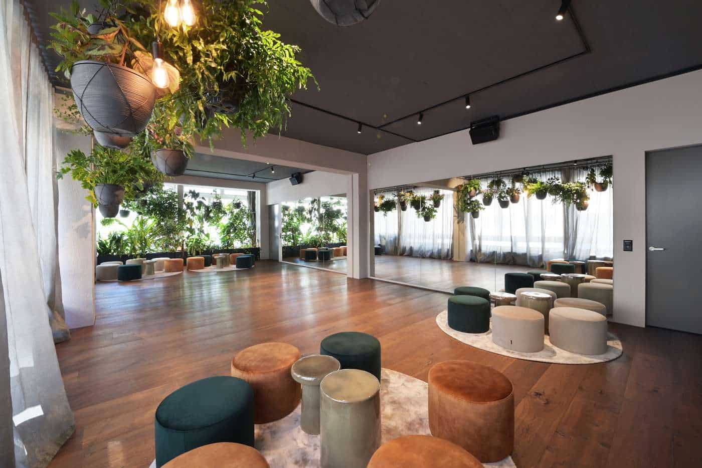 Zürich Raum mieten: heller Raum (Lounge) mit vielen Pflanzen und langer Spiegelwand für Yoga, Aperitif oder Meetings